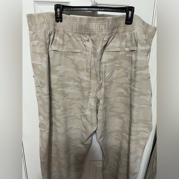 NWT Athlete Brooklyn Camo jogger beige SZ 26 - Picture 7 of 8